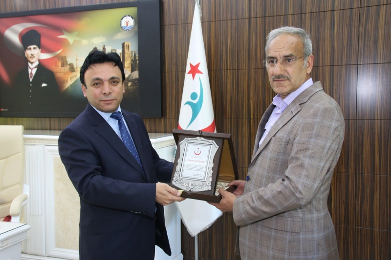 İl Saglık Müdürlüğü tarafından Emekli Personellerine Plaket verildi..