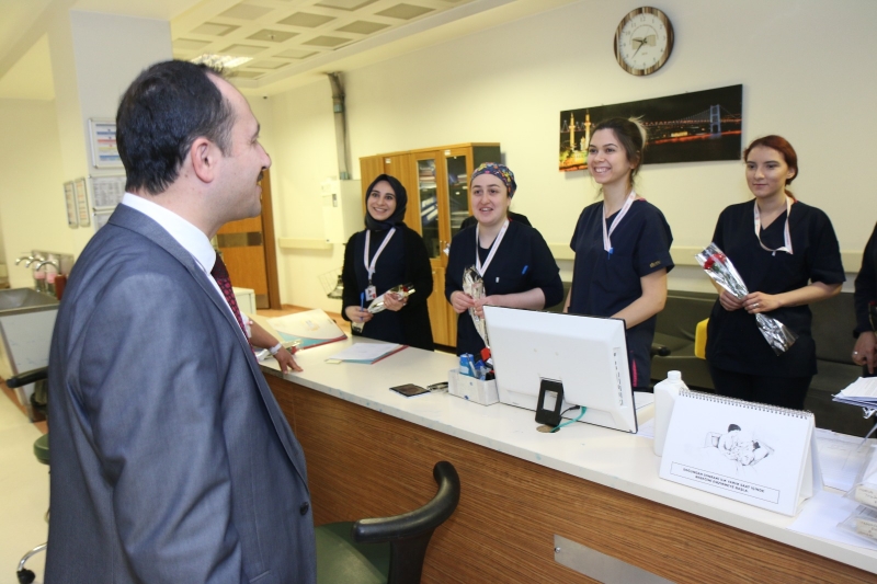 İl Sağlık Müdürü, 8 Mart Dünya Kadınlar Günü’nü Hastaneyi Ziyaret Ederek Kutladı.