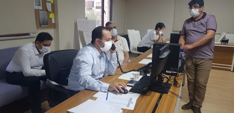 İl Sağlık Müdürü  Kovit-19 çağrı merkezinde incelemelerde bulundu.