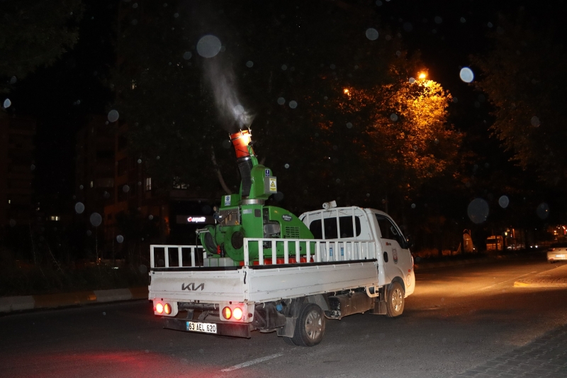 İLAÇLAMA EKİPLERİ GECE MESAİSİNİ MUHTARLARLA KOORDİNELİ YÜRÜTÜYOR