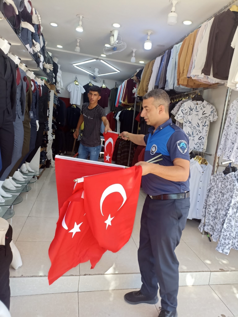 İlçede Binlerce Bayrak Dağıtıldı