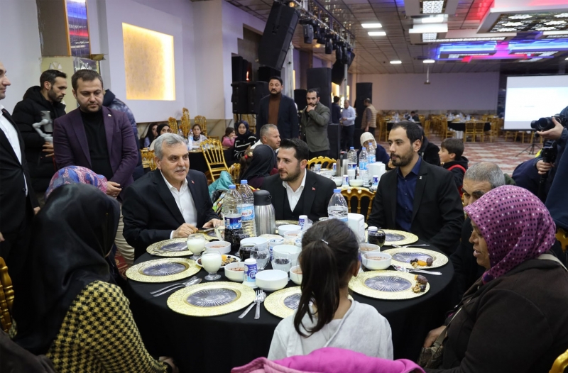 İlk iftarı depremzedelerle yaptılar