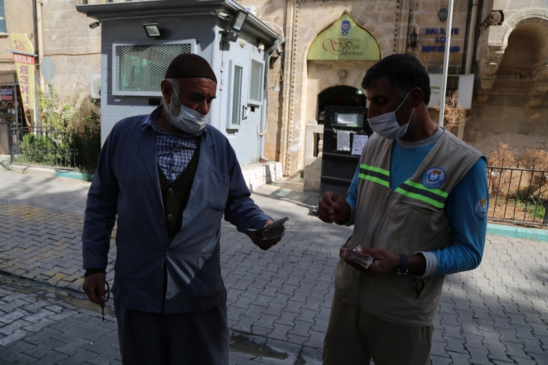 İNSANLIK ÖLMEDİ DEDİRTTİ! 35 BİN LİRAYI SAHİBİNE TESLİM ETTİ