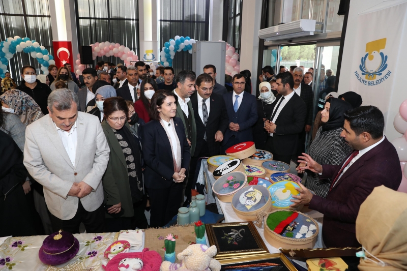 KADININ EMEĞİ EL SANATLARI SERGİSİ AÇILDI