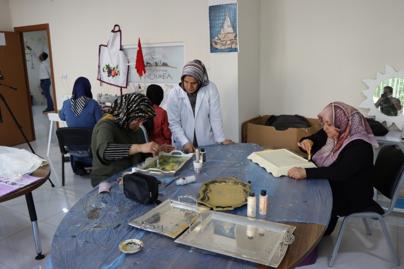 KADINLAR, BÜYÜKŞEHİR İLE ÖĞRENİP AİLE BÜTÇESİNE KATKI SAĞLIYOR