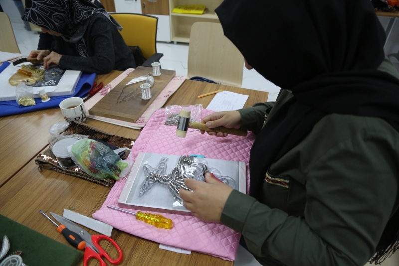 KADINLAR SANATLA BULUŞUYOR -videolu haber-