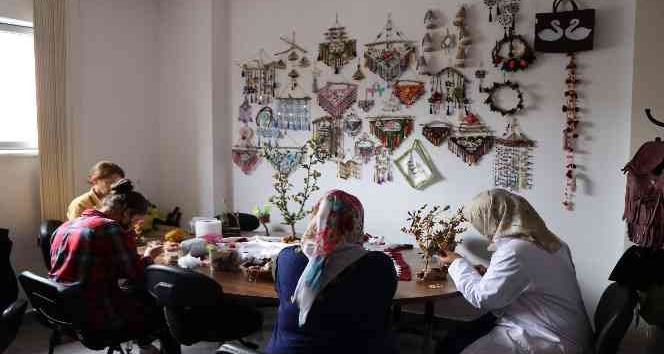 Kadınların elinde şekillenen taşlar değer kazanıyor