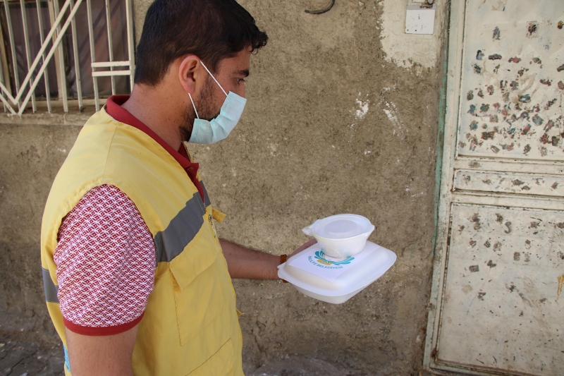 KAPILAR ÇALINDI, YEMEKLER İKRAM EDİLDİ