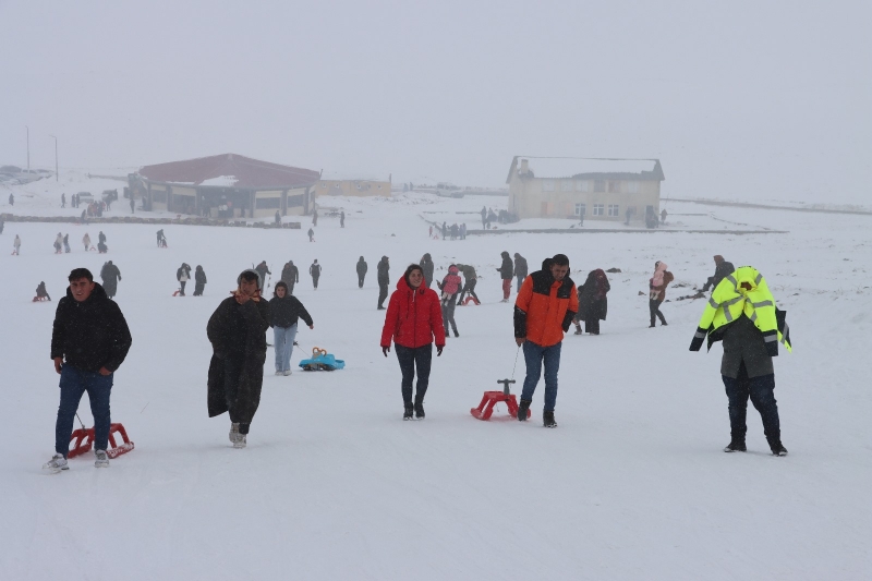 KARACADAĞ KAYAK MERKEZİ’NDE KAR SEVİNCİ, EKİPLER YOLLARI AÇMAK İÇİN SEFERBER OLDU