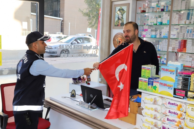 KARAKÖPRÜ BAYRAKLARLA DONATILDI