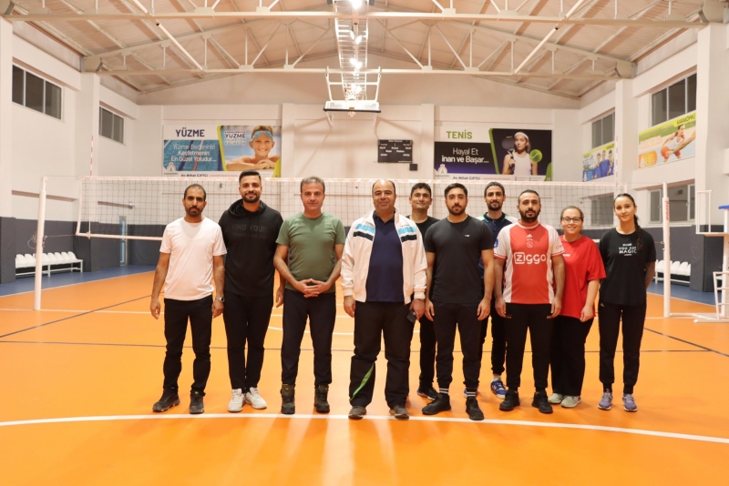 Karaköprü Belediyesi’nin düzenlediği Öğretmenler Arası Voleybol Turnuvası 360 öğretmenin katılımı ile başladı.