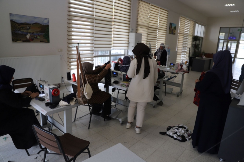 KARAKÖPRÜ BELEDİYESİ’NİN AÇTIĞI DİKİŞ-NAKIŞ KURSUNA YOĞUN İLGİ