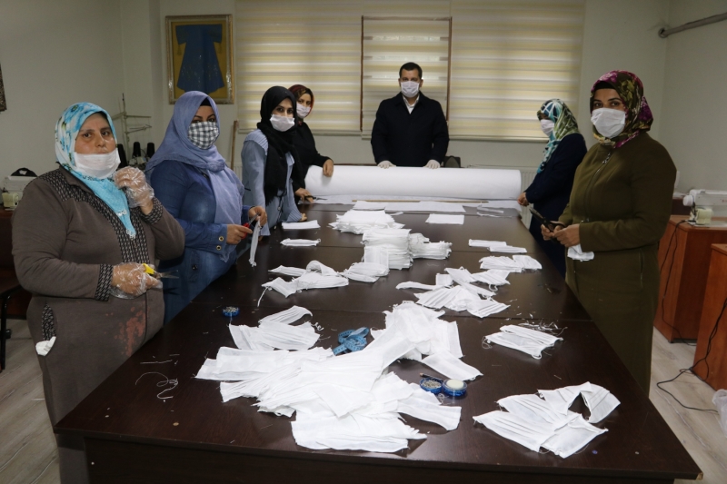 KARAKÖPRÜ BELEDİYESİ SAĞLIK ÇALIŞANLARI İÇİN MASKE ÜRETİYOR