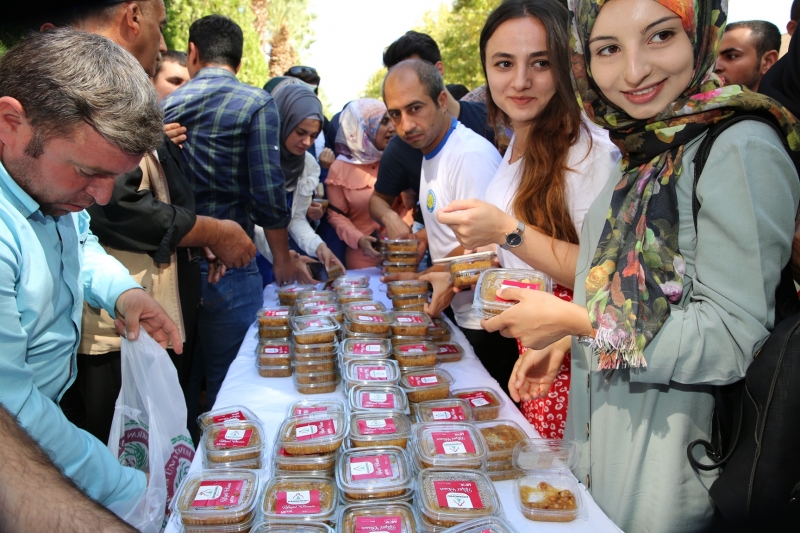 KARAKÖPRÜ BELEDİYESİNDEN ÜNİVERSİTE ÖĞRENCİLERİNE AŞURE İKRAMI