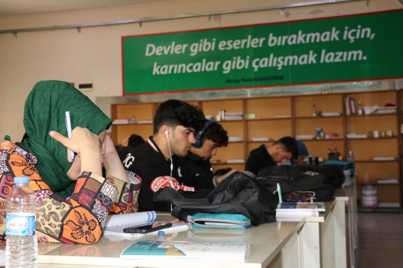 KARAKÖPRÜ BELEDİYESİ OKUMA EVLERİYLE GENÇLERİN YANINDA