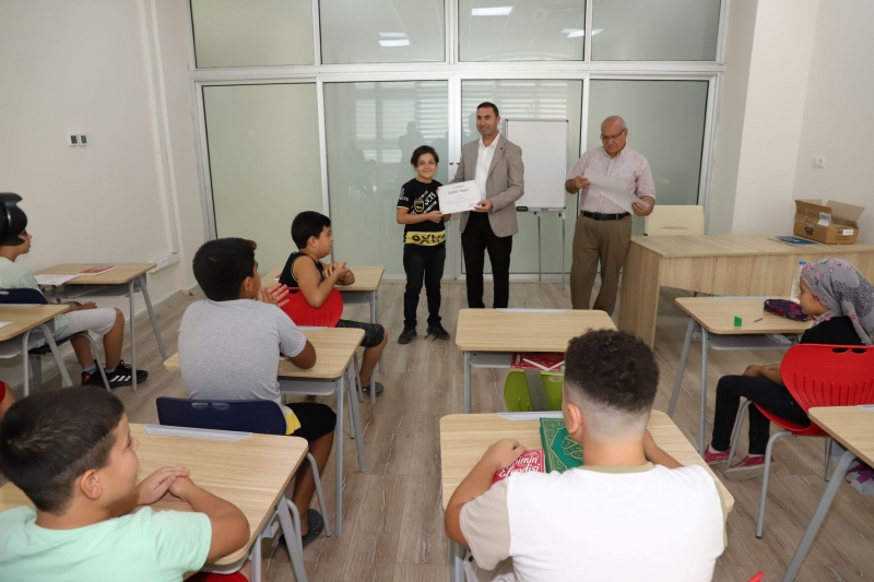 Karaköprü Belediyesinin çocuklara yönelik açtığı Kur’an-ı Kerim kursunun tamamlanmasıyla çocuklara katılım sertifikaları dağıtıldı