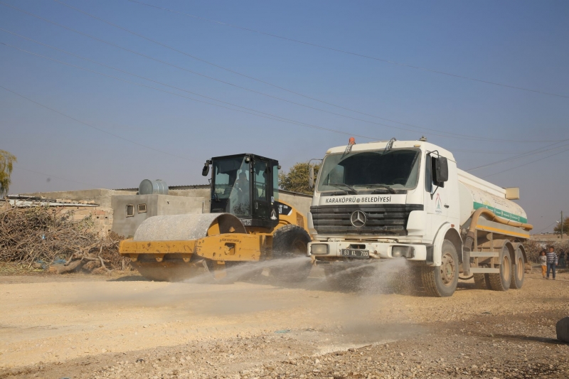 KARAKÖPRÜ KIRSALINDA YOLLAR STABİLİZE MALZEMEYLE YENİLENİYOR