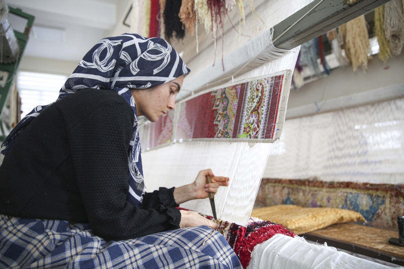 KARAKÖPRÜ KIRSALINDA KADINLAR ZAMANINI EL EMEĞİ HALILAR DOKUYARAK DEĞERLENDİRİYOR