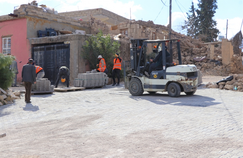 KARAKÖPRÜ KIRSALINDA YOLLAR KİLİTLİ PARKEYLE YENİLENİYOR