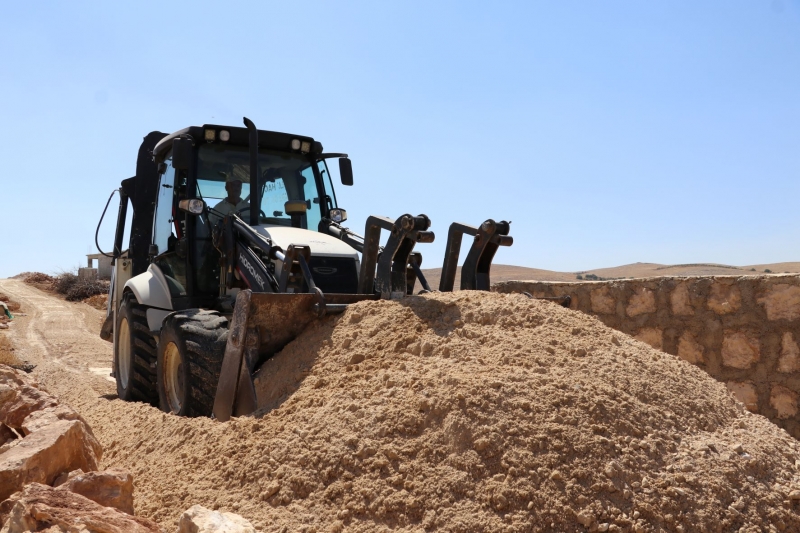 KARAKÖPRÜ KIRSALINDA YOLLAR ÇAMURDAN VE TOZDAN KURTARILIYOR