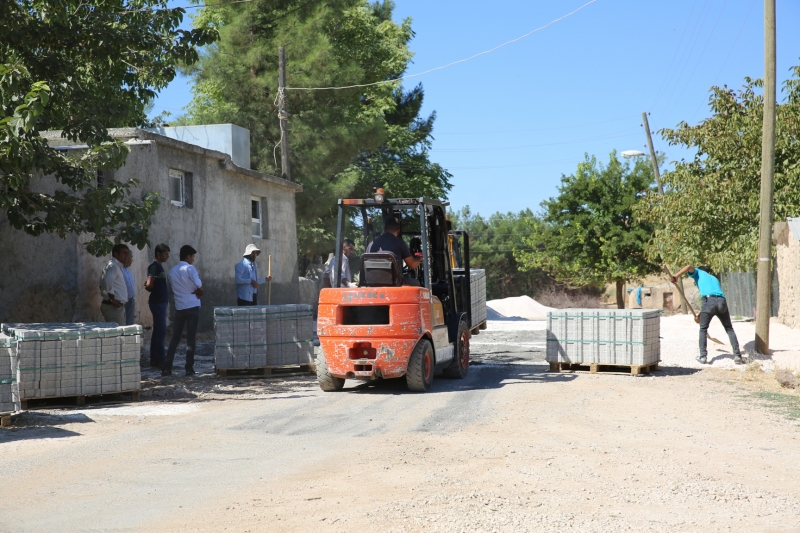 KARAKÖPRÜ KIRSALINDA YOLLAR PARKEYLE YENİLENİYOR