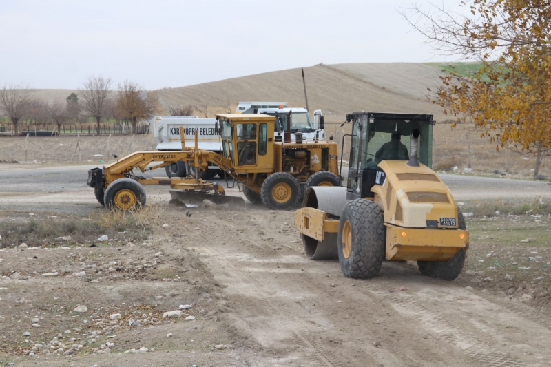 ​KARAKÖPRÜ KIRSALINDA YOLLAR ÇAMURDAN ARINDIRILIYOR