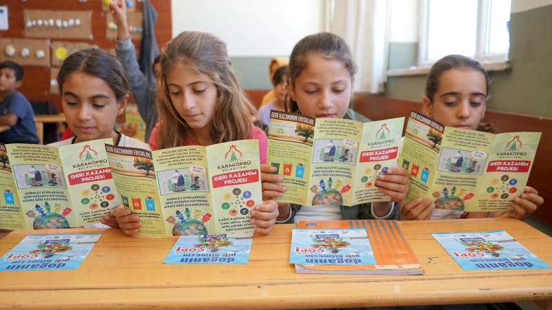 KARAKÖPRÜ KIRSALINDA ÇOCUKLAR GERİ DÖNÜŞÜMÜ ÖĞRENİYOR