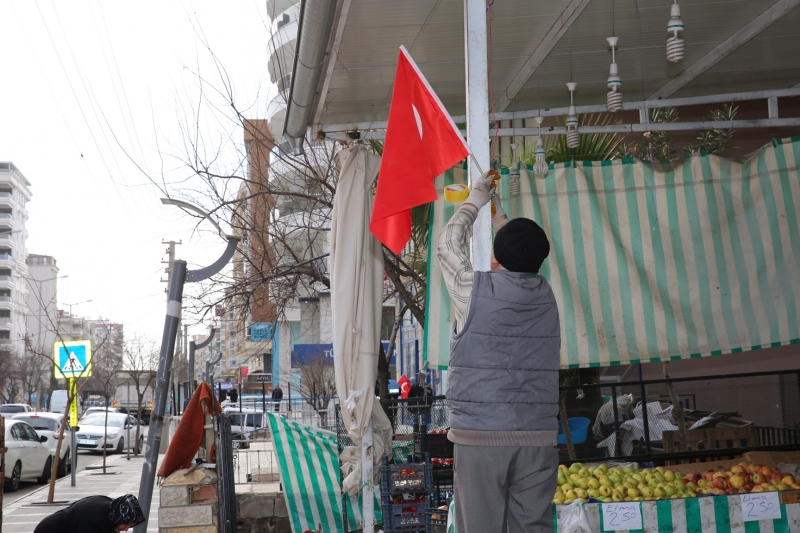 KARAKÖPRÜ’DE BAYRAK DAĞITILDI
