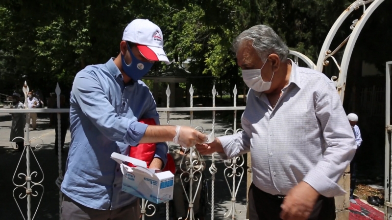 KARAKÖPRÜ’DE CAMİLERDE MASKE DAĞITILDI