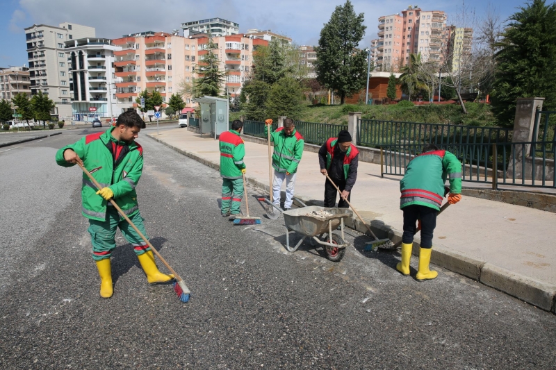 KARAKÖPRÜ’DE ÇAMURLU YOLLAR KÖŞE BUCAK TEMİZLENİYOR