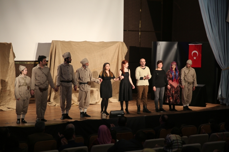 Karaköprü'de ‘Çanakkale Sargı Yeri’ Oyunu Sahnelendi