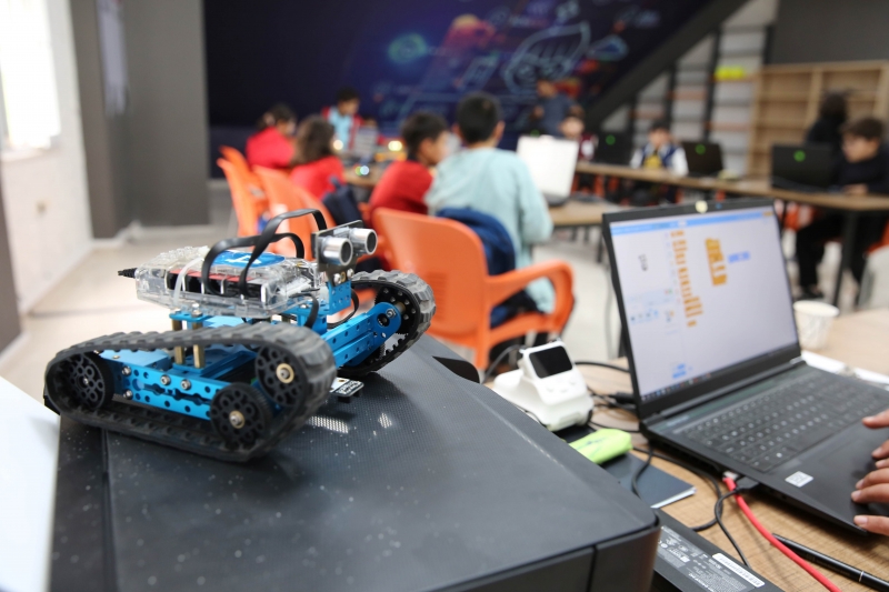 KARAKÖPRÜ’DE ÇOCUKLAR ROBOTİK KODLAMA KURSUNDA YAZILIMIN TEMELİNİ ÖĞRENİYOR