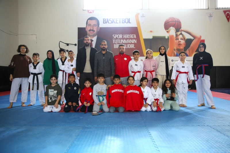 KARAKÖPRÜ’DE ÇOCUKLAR ZAMANINI TEKVANDO KURSUNDA DEĞERLENDİRİYOR