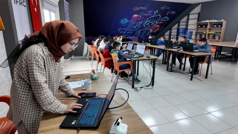 KARAKÖPRÜ'DE ÇOCUKLAR ROBOTİK KODLAMA ÖĞRENİYOR