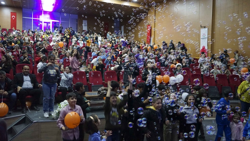 KARAKÖPRÜ'DE ÇOCUKLAR BUBBLE SHOW GÖSTERİSİYLE DOYASIYA EĞLENDİ
