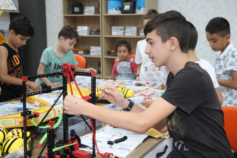 KARAKÖPRÜ'DE ÇOCUKLAR YAZ TATİLİNİ BİLİM MERKEZİNDE DEĞERLENDİRİYOR