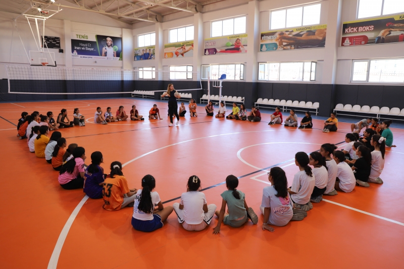 KARAKÖPRÜ'DE ÇOCUKLAR YAZ SPOR KURSLARINDA GELİŞİYOR