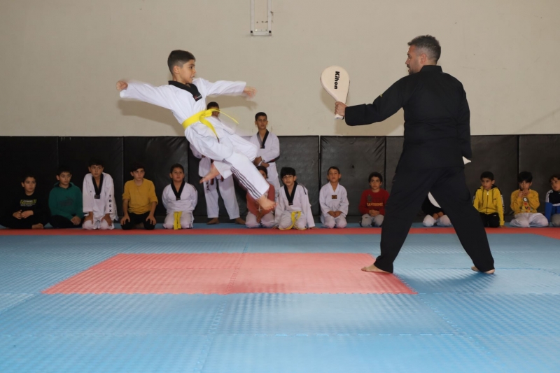 KARAKÖPRÜ’DE ÇOCUKLAR TEKVANDO ÖĞRENİYOR