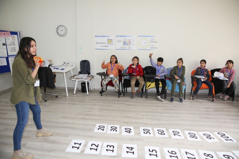 KARAKÖPRÜ’DE ÇOCUKLAR YENİ METOTLARLA İNGİLİZCE ÖĞRENİYOR