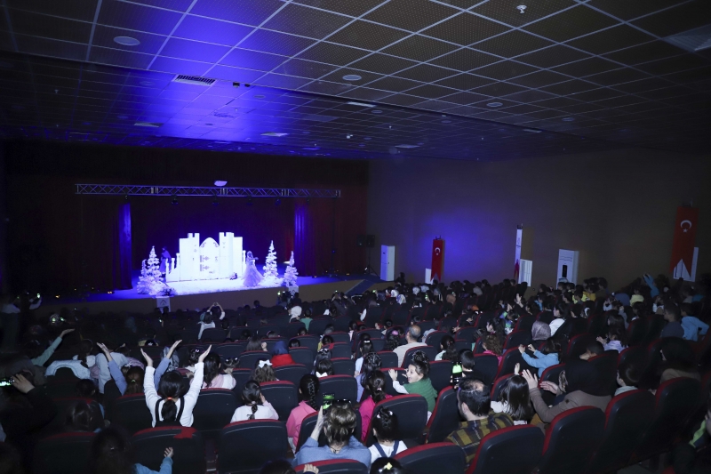 KARAKÖPRÜ’DE ÇOCUKLAR İÇİN ‘ELSA- KAYIP HAZİNE’ OYUNU SAHNELENDİ