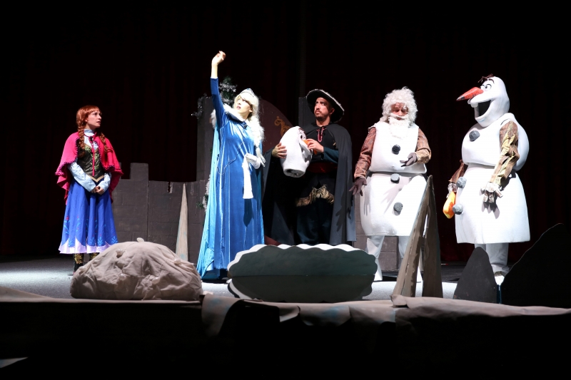 KARAKÖPRÜ'DE ÇOCUKLAR TİYATRO GÖSTERİSİYLE DOYASIYA EĞLENDİ