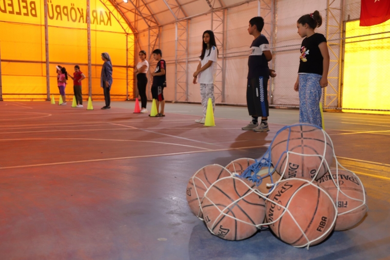 KARAKÖPRÜ’DE ÇOCUKLAR TATİLİ SPOR KURSLARINDA DEĞERLENDİRİYOR