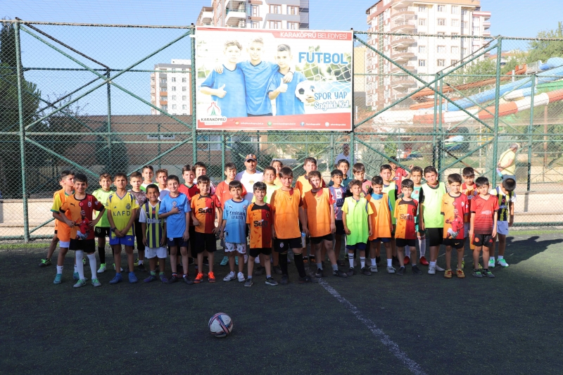 KARAKÖPRÜ’DE ÇOCUKLAR YAZ TATİLİNİ FUTBOL KURSUNDA DEĞERLENDİRİYOR