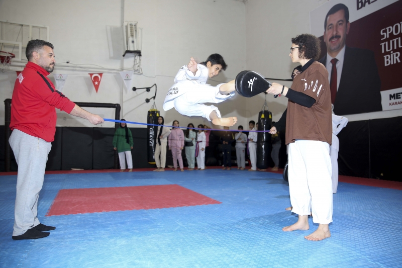 KARAKÖPRÜ'DE ÇOCUKLAR ÜCRETSİZ SPOR KURSLARIYLA HAYALLERİNE KOŞUYOR