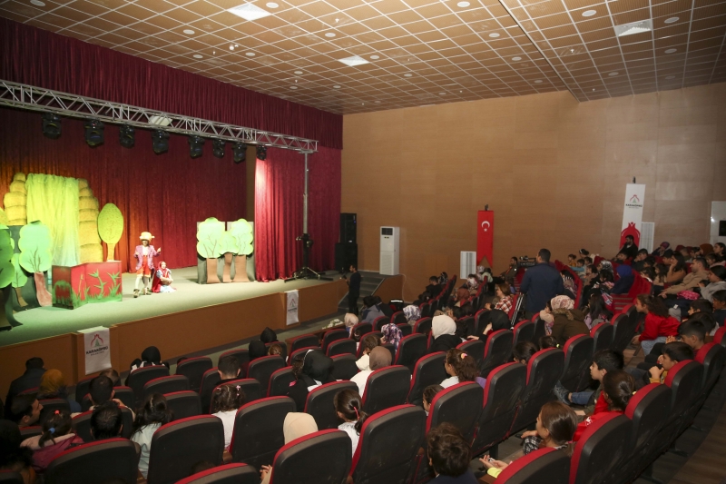 KARAKÖPRÜ'DE ÇOCUKLAR İÇİN 'KIRMIZI BAŞLIKLI KIZ' SAHNELENDİ