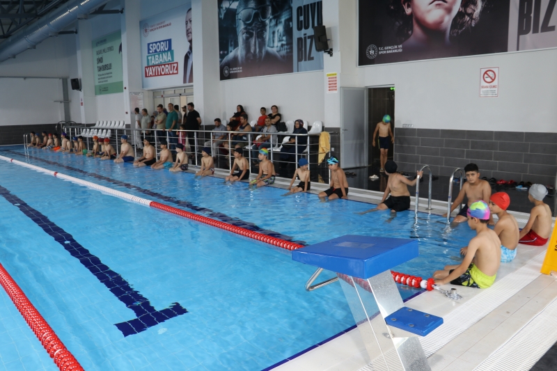 KARAKÖPRÜ'DE ÇOCUKLAR YÜZME ÖĞRENİYOR