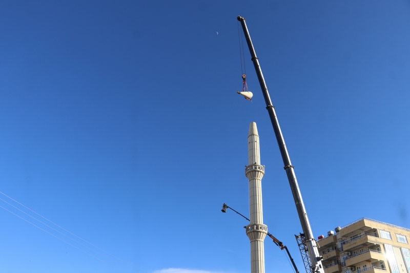 KARAKÖPRÜ’DE DEPREM SONRASI KAYAN CAMİ MİNARESİ YIKILDI