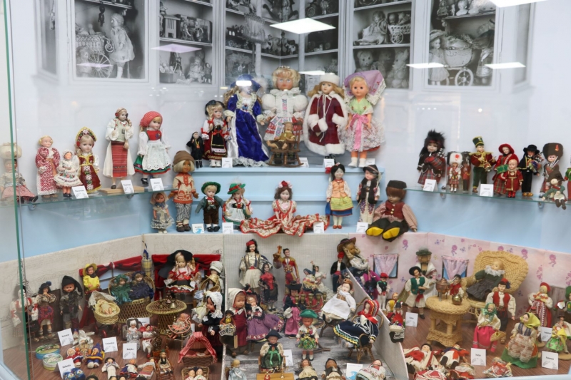 KARAKÖPRÜ’DE DÜNYA BEBEKLERİ SERGİLENİYOR