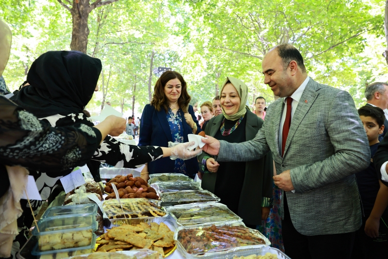 ​KARAKÖPRÜ'DE EL EMEĞİ ÜRÜNLER SERGİLENDİ