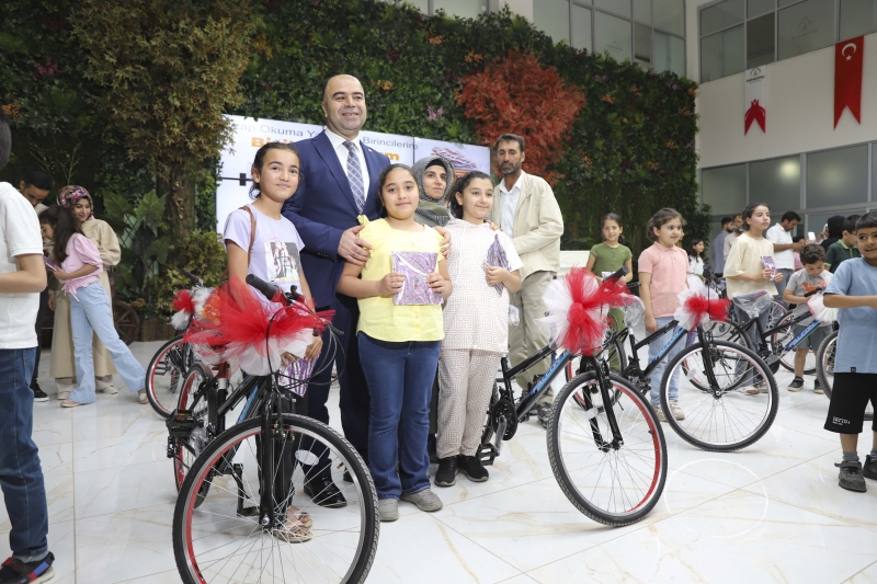 KARAKÖPRÜ'DE EN ÇOK KİTAP OKUYAN ÖĞRENCİLER BİSİKLETLE ÖDÜLLENDİRİLDİ